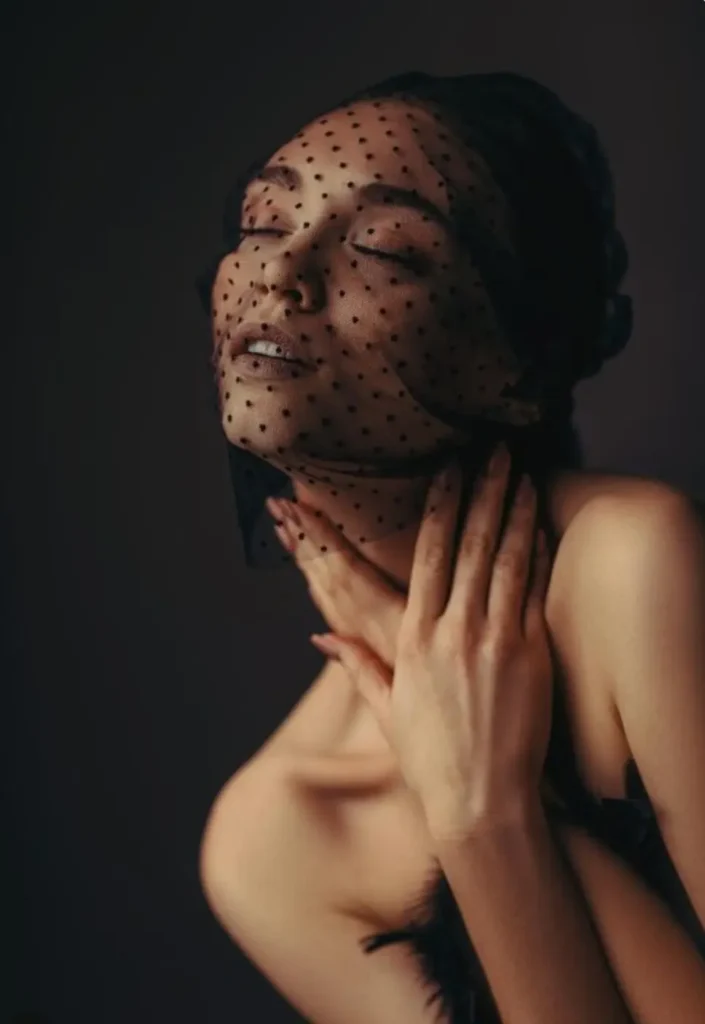 Женщина с покраснениями после чистки.